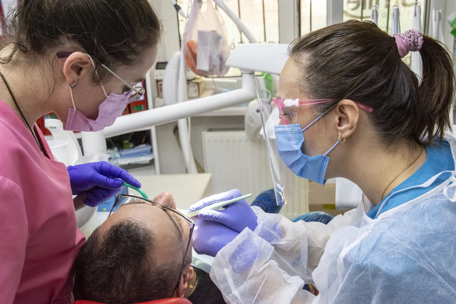   Cum să te asiguri că ai o igienă orală corespunzătoare după inserarea unui implant