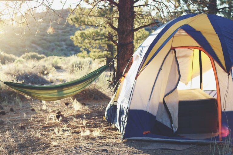 Photo Camping în munți: Ghidul complet pentru tabere de cort și nopți sub cerul liber