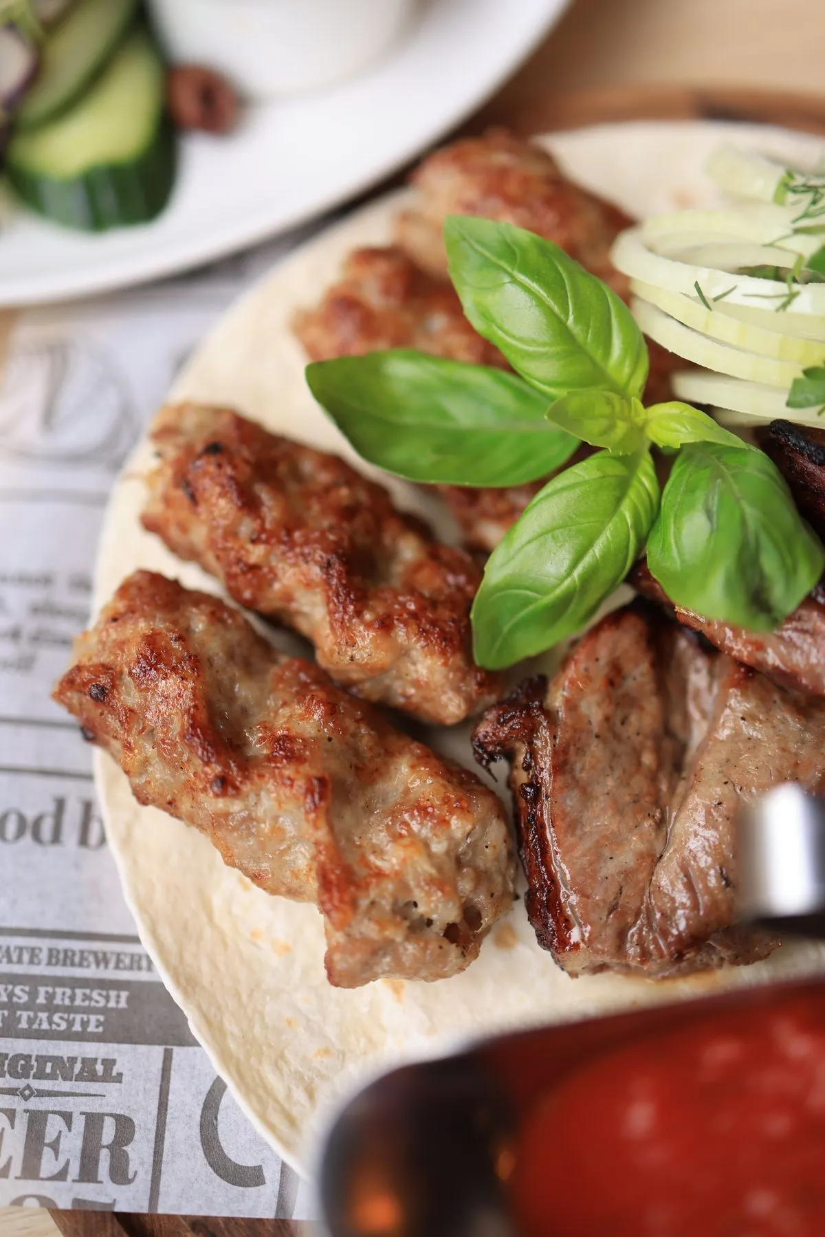 Masă rustică cu mămăligă, brânză de burduf, ciorbă și carne afumată de munte