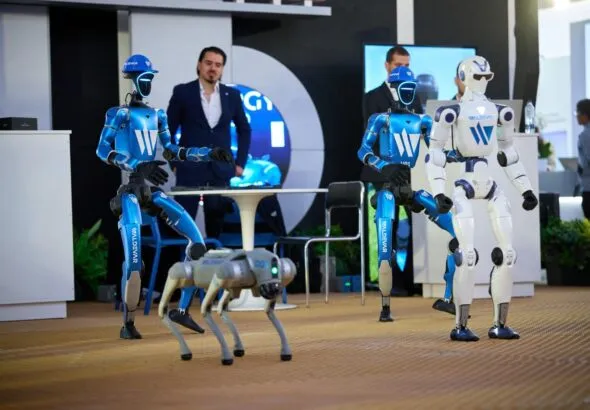 Roboți umanoizi și robot patruped în standul Waldevar Energy la ENERGY EXPO 2026