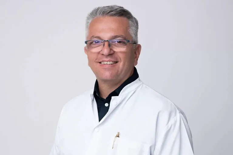 Medic chirurg în halat alb