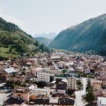 Vedere asupra Văii Prahovei, cu orașul de munte așezat între versanți împăduriți și creste stâncoase